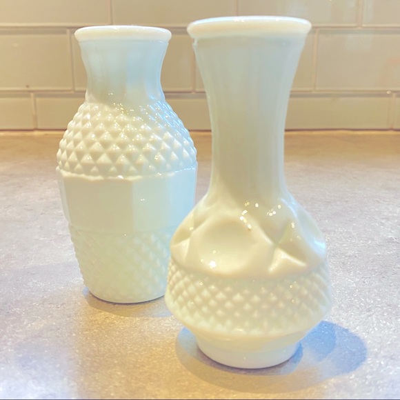 Vintage Mini milk glass bud vases 4” tall, set of 2 made in Taiwan. - Picture 1 of 6
